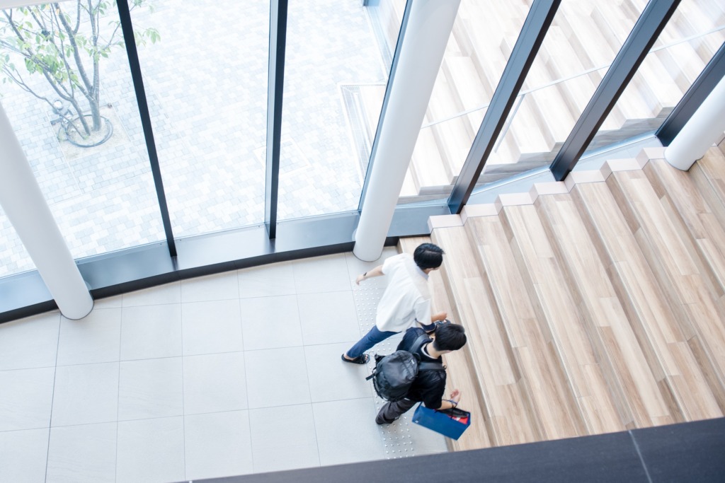 十三キャンパス新館玄関フロア